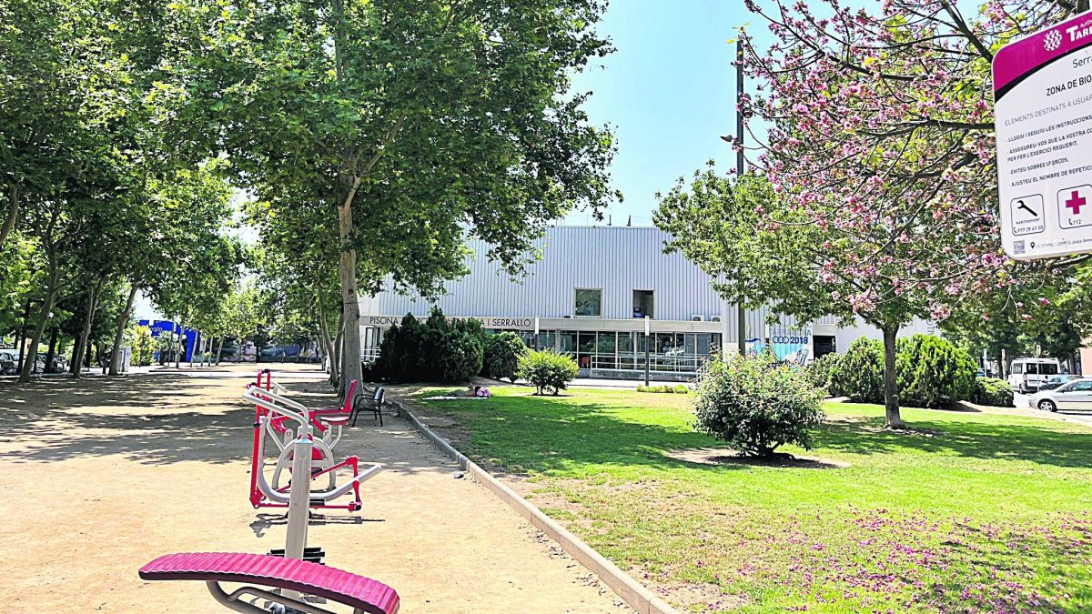 Els veïns es queixen per la brutícia que hi ha acumulada als voltants de la Piscina del Serrallo.
