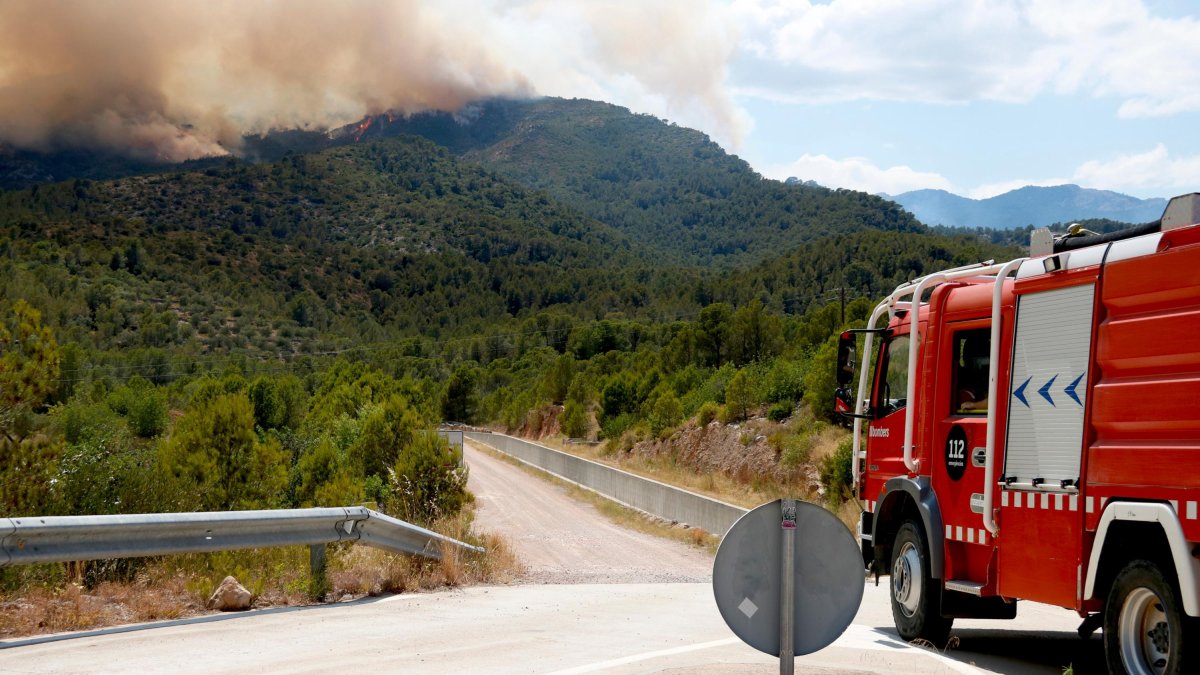 Un camió de Bomberos treballant a l’incendi forestal de Paüls.