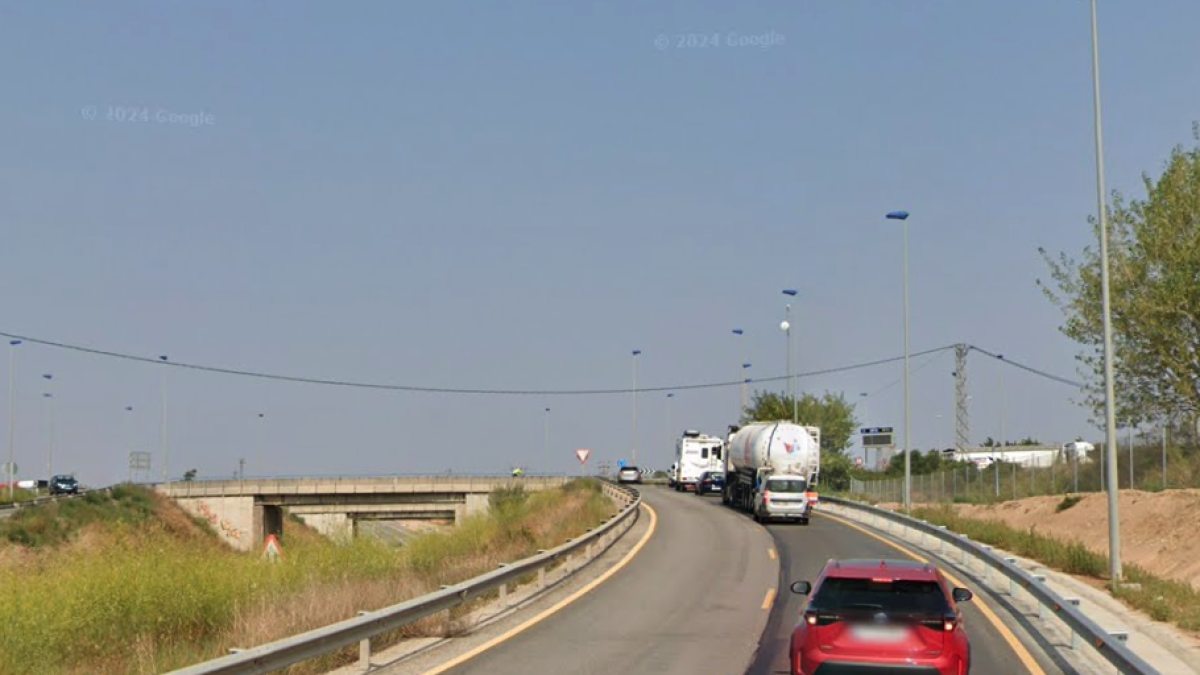Vehículos esperando para acceder a la rotonda entre la N-240 y la AP-2.