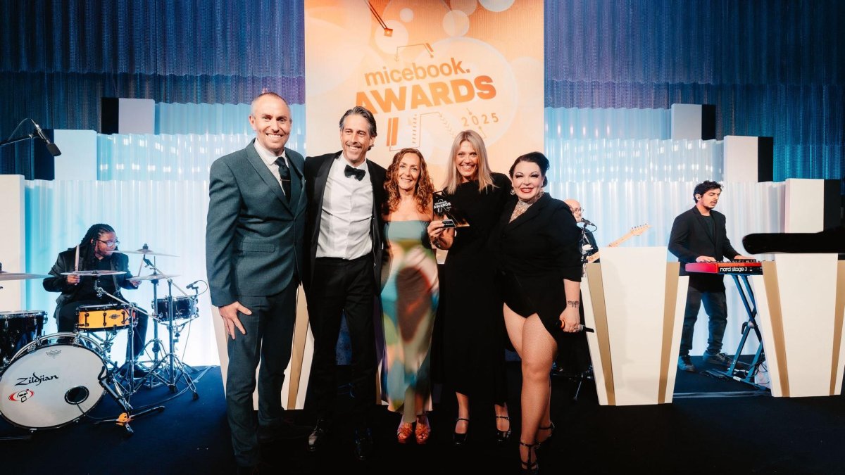 Momento de la recogida del premio.