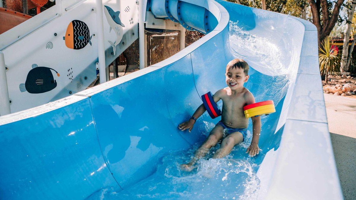 Imatge d’un nen baixant per un dels tobogans del Tamarit Beach Resort.