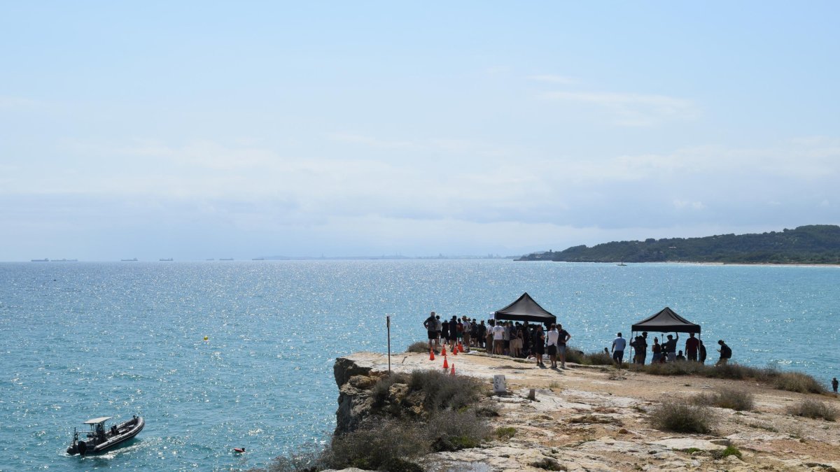 L’equip de rodatge a la Punta de la Galera de Torredembarra.