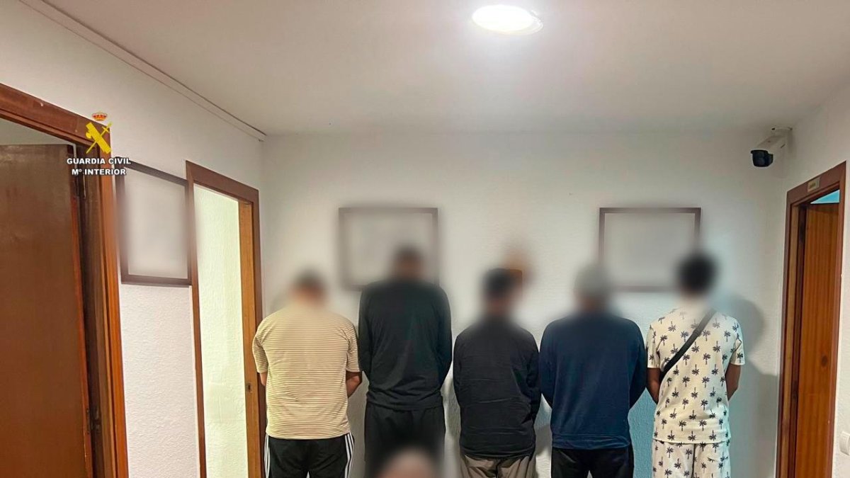Imatge dels cinc detinguts en l’àrea de servei del Baix Ebre.