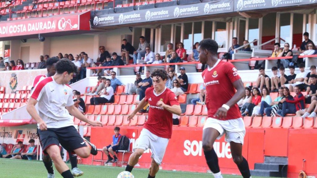 L'exjugador del Juvenil A, Jan Virgili, conduint l'esfèric en un partit al Nou Estadi Costa Daurada.