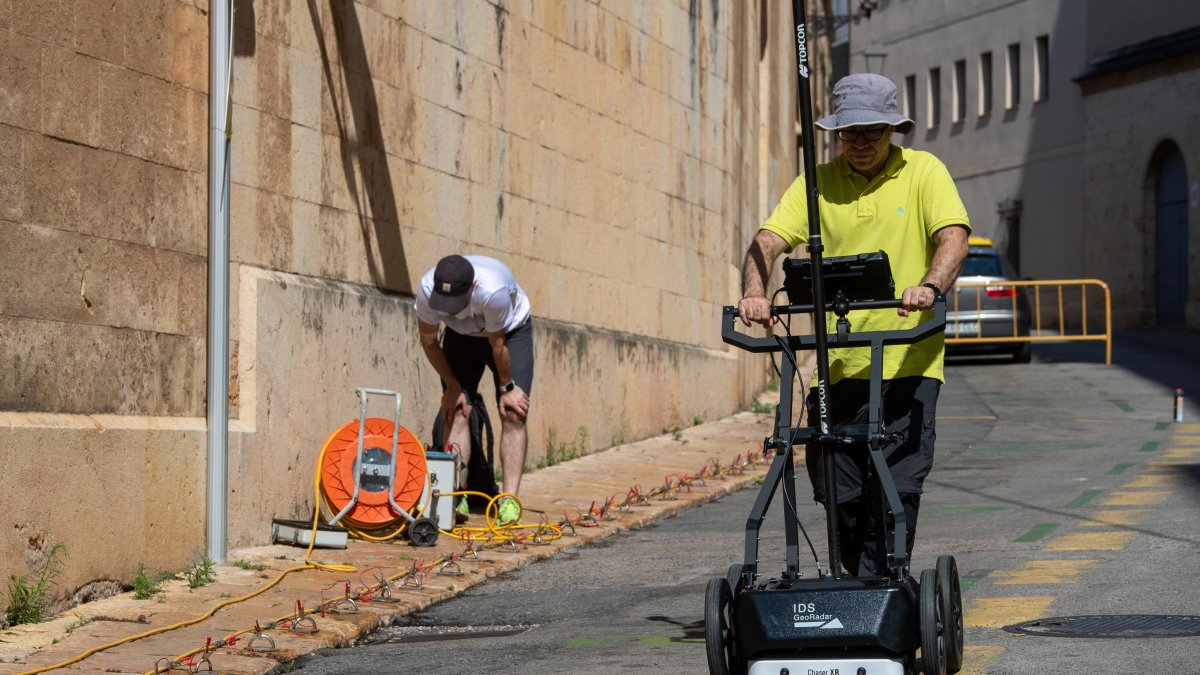 Dos técnicos llevando a cabo las prospecciones en la Part Alta de Tarragona.