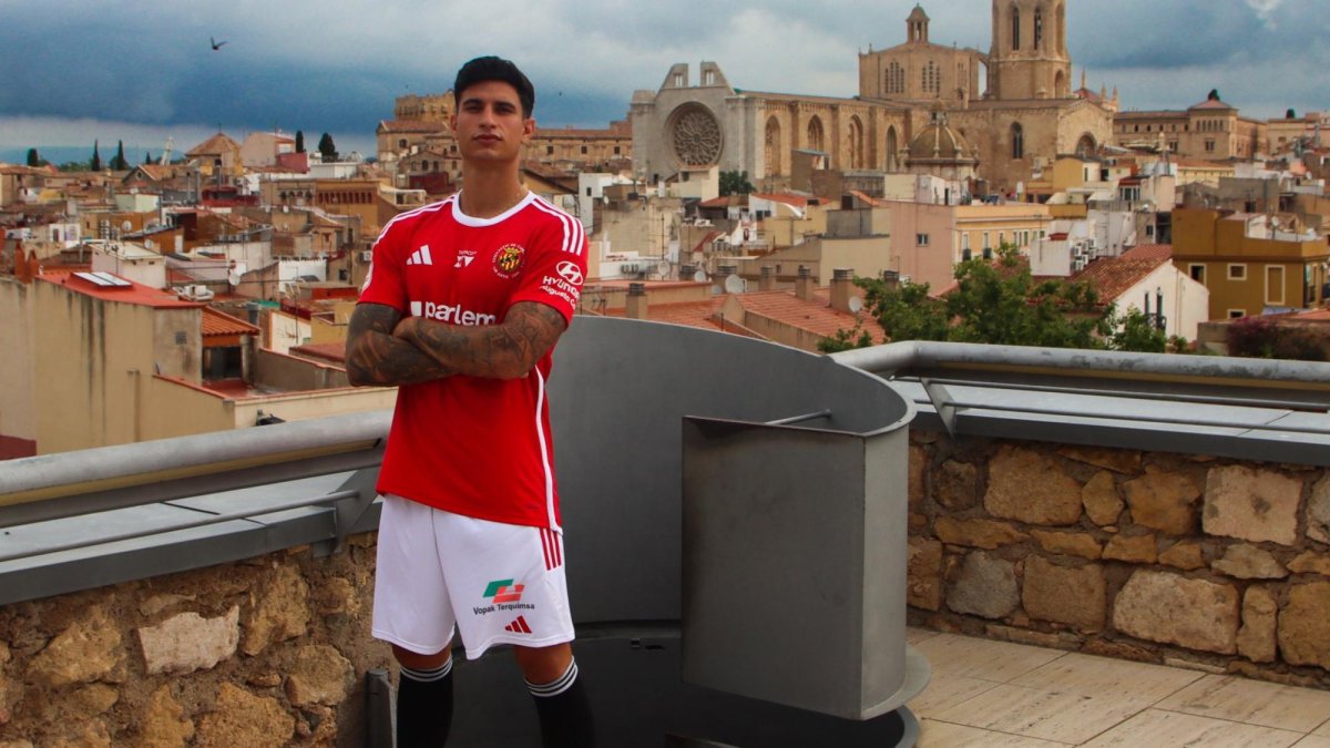 El jugador del Nàstic Óscar Sanz ha estat el model de la presentació del nou equipament del curs 2025/2026.