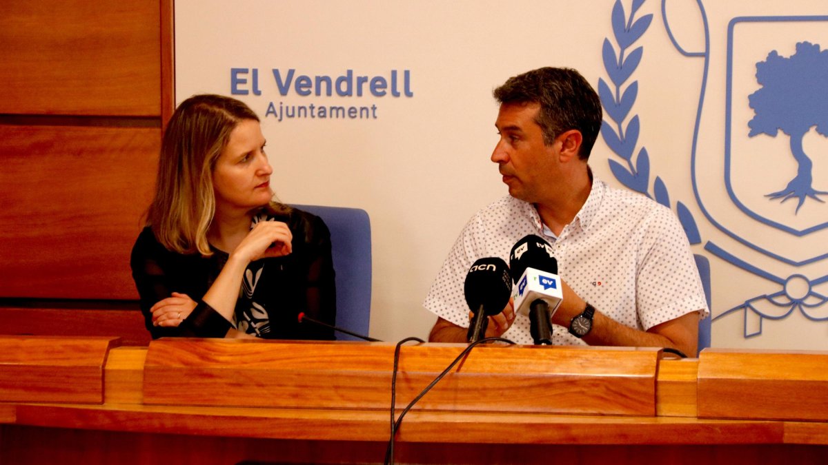 L’alcalde del Vendrell, Kenneth Martínez, amb la consellera de Drets Socials i Inclusió, Mònica Martínez.