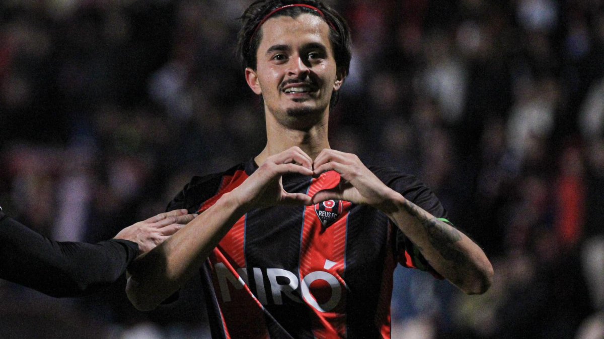 Pol Benito celebrando un gol.