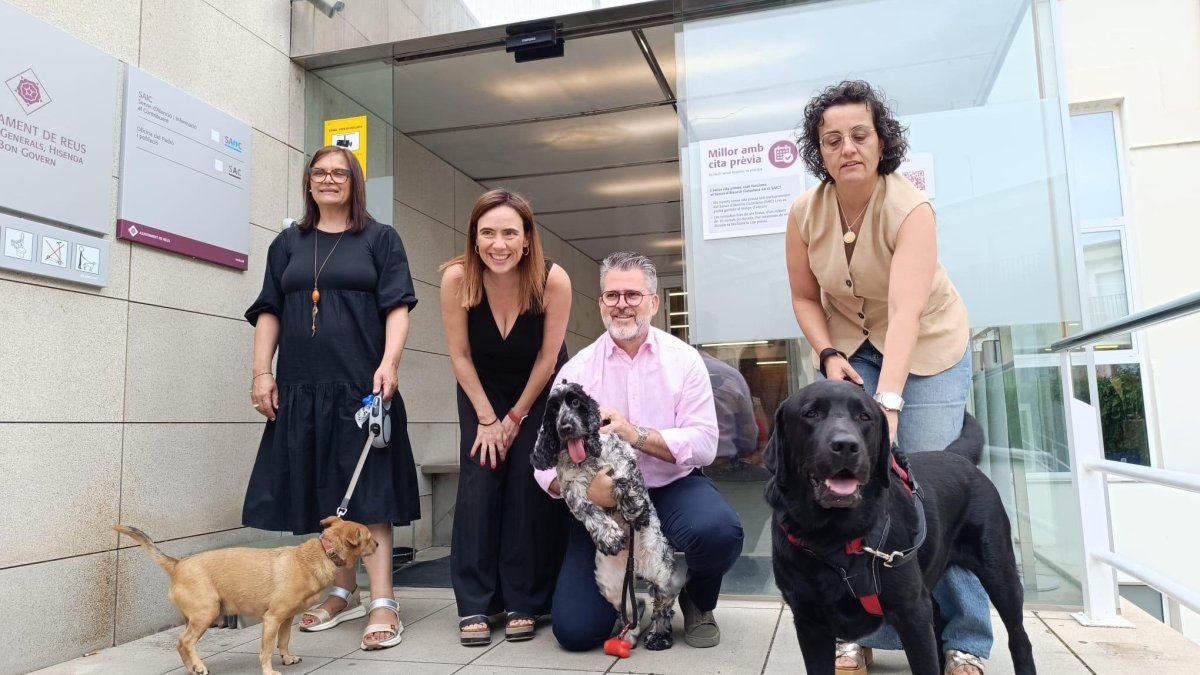 Roda de premsa per presentar l'accés d'animals de companyia a les oficines d'atenció.