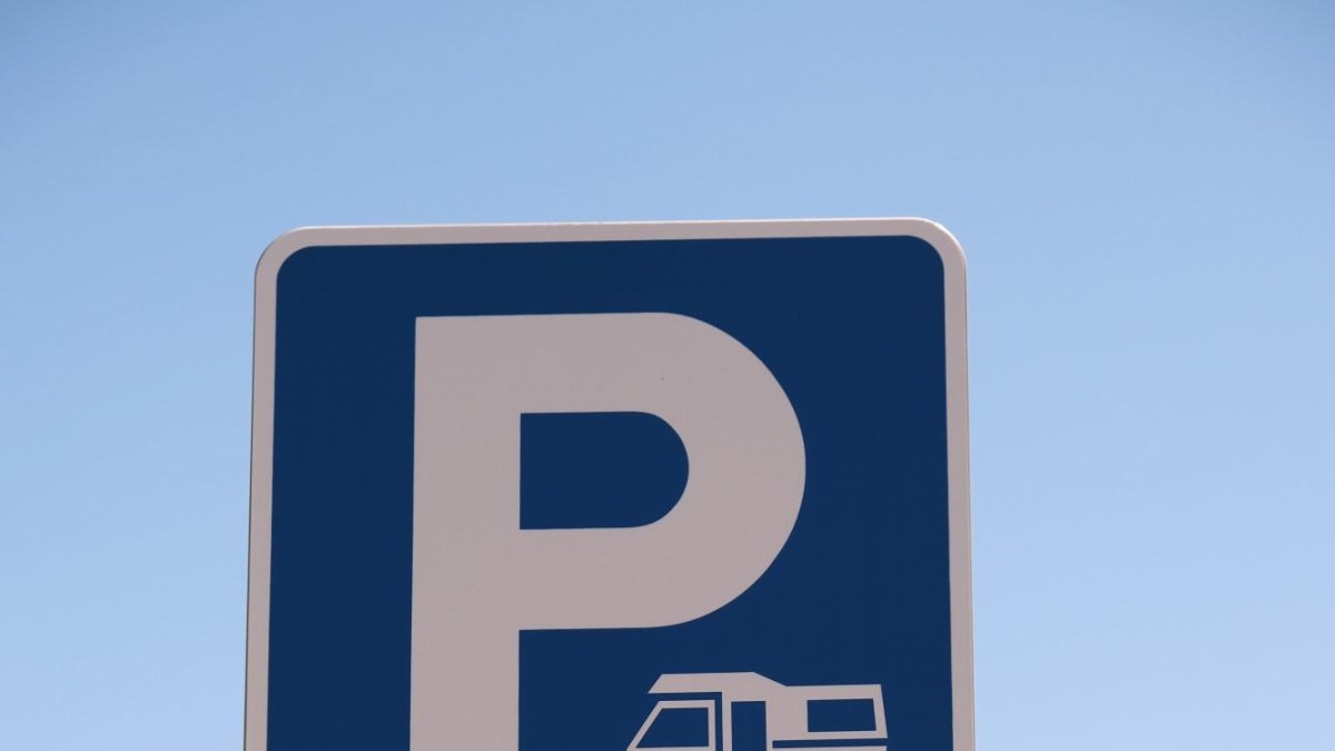 Una señala de un aparcamiento de autocaravanas.