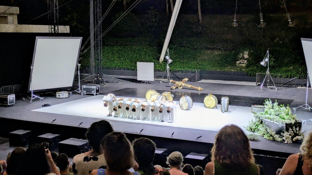 Les nueve bailarinas de La Veronal saludando al finalizar la representación de ‘Sonoma’, el sábado en el Teatre Auditori del Camp de Mart.