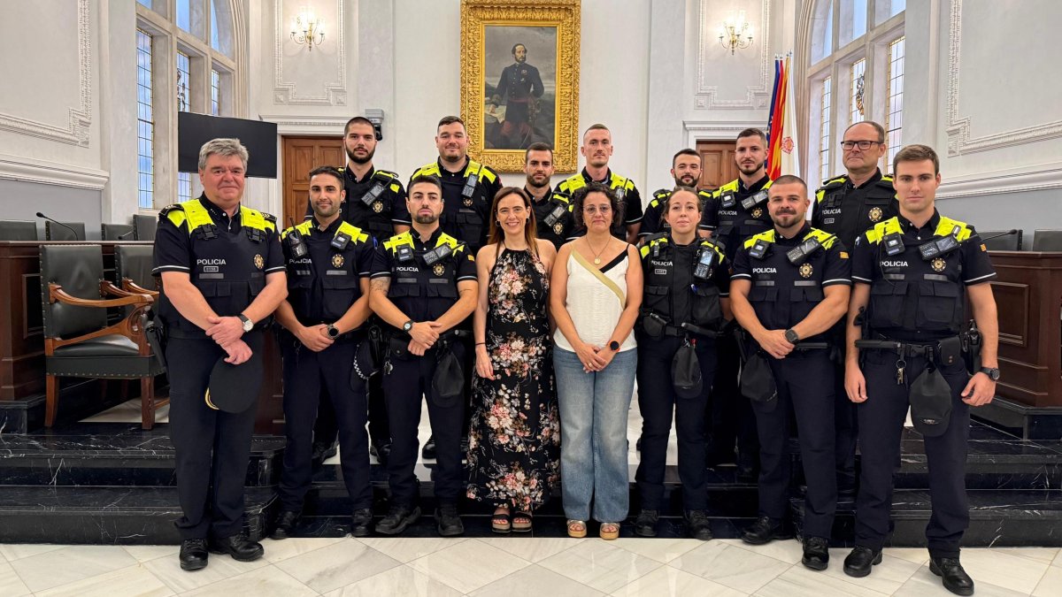 Recepció als nous agents al palau municipal.