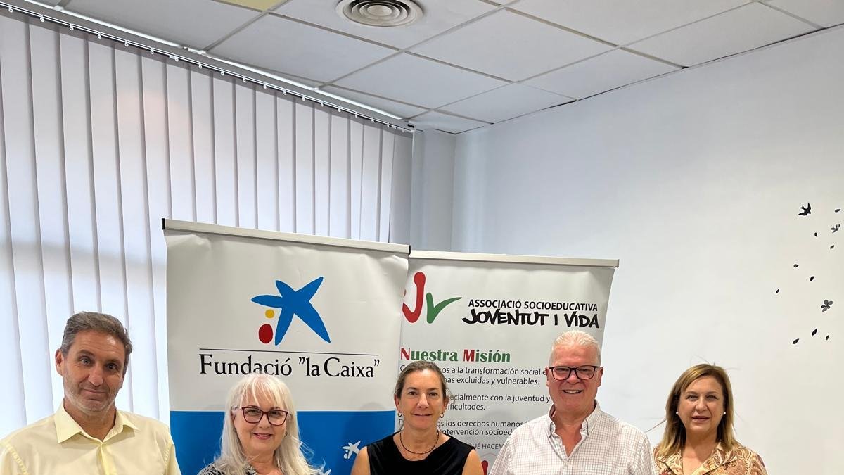 Fotografia de la signatura de la col·laboració.