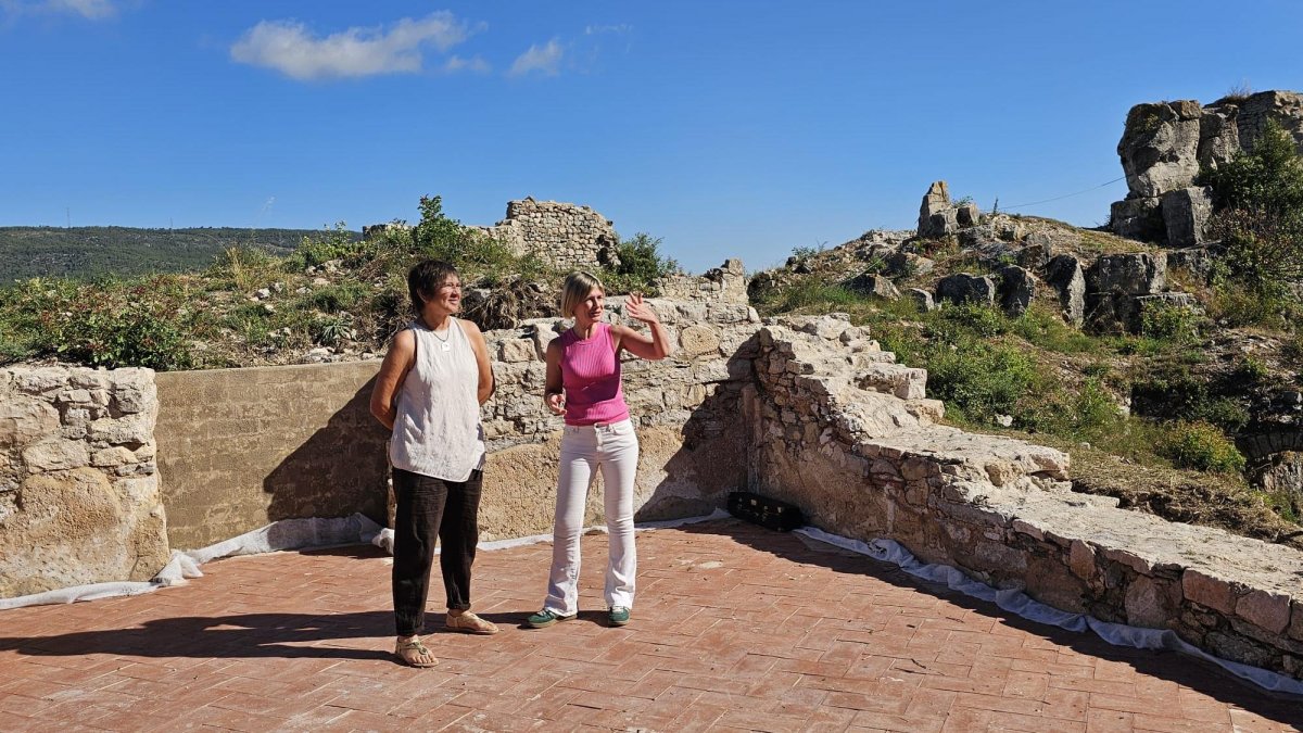 La presidenta de la Diputació i l’alcaldessa de Querol visitant el castell.