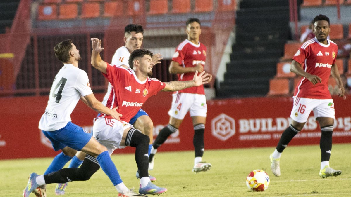 El davanter del Nàstic, Álex Jiménez durant una acció del duel de divendres amb el migcampista Wilfrid Kaptoum al costat.
