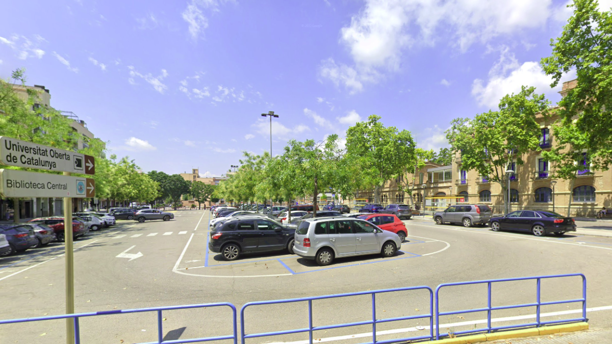 Imatge de la zona blava de davant la Biblioteca Xavier Amorós de Reus.