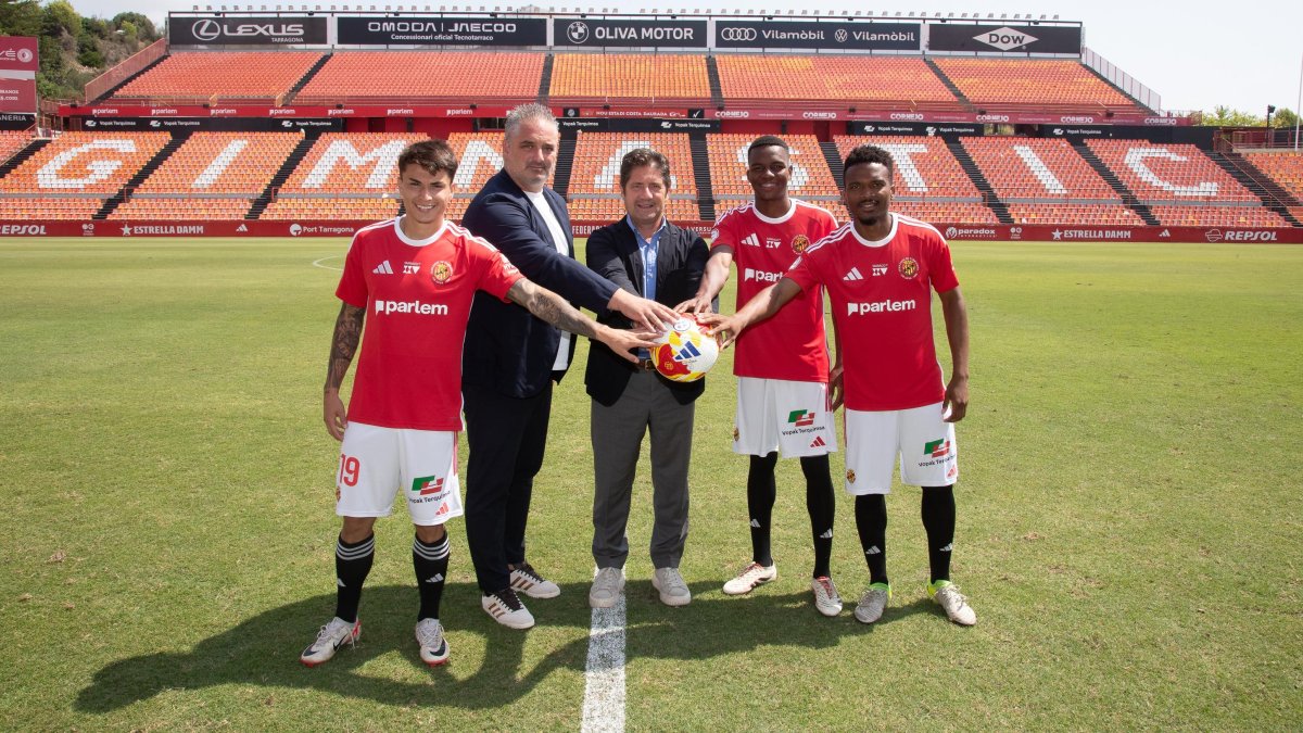 D’esquerra a dreta, Juanda Fuentes, el director esportiu Noé Calleja, el president Lluís Fàbregas, Fernando Torres i Wilfrid Kaptoum.