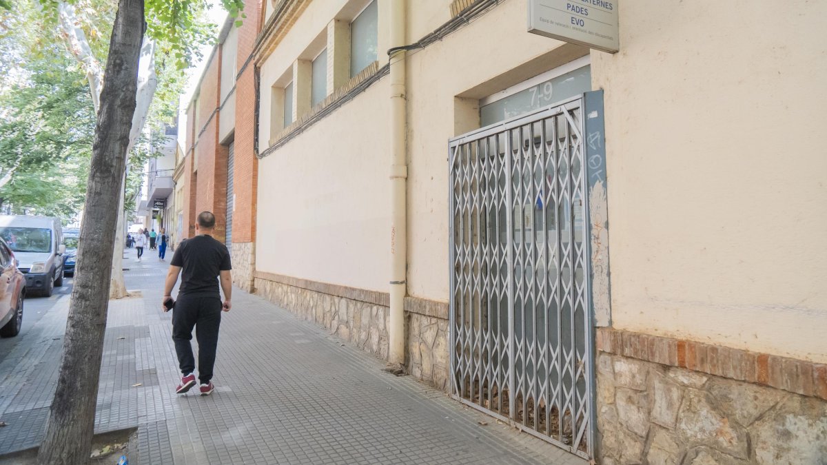 El solar es troba entre l’avinguda del President Companys i el carrer de Jacint Barrau.