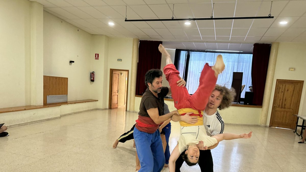 Uno de los momentos de ensayo del espectáculo 'Aleta', que se estrena esta noche en el Danseu Festival