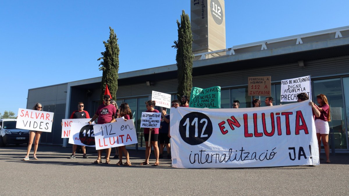 Fotografia d’arxiu de la protesta convocada per la plantilla a les portes del centre del 112 a Reus, amb l’inici de la vaga l’estiu del 2023