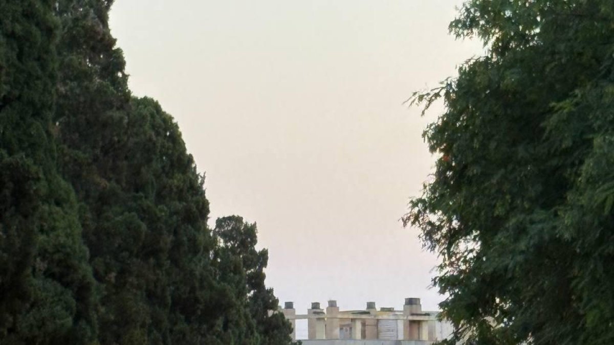 La presencia de vehículos aparcados provoca atascos que pueden poner en riesgo la vida de las personas que requieren atención urgente.