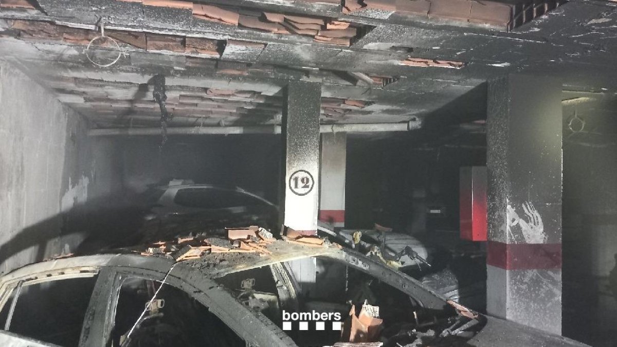 Estado en que ha quedado el parking afectado por un incendio.