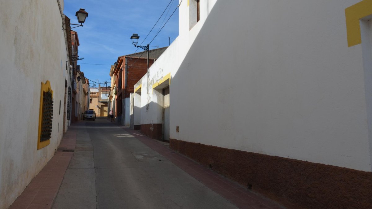 El carrer de les Dues Províncies, a Bellvei i Castellet i la Gornal. A l’esquerra, Tarragona i, a la dreta, Barcelona.