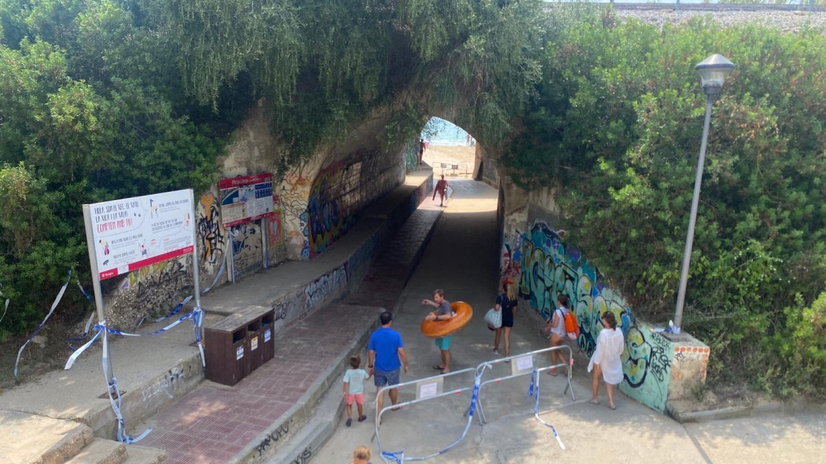 Aunque el túnel lleva cerrado varios días, decenas de bañistas lo cruzan diariamente para ir a la playa.