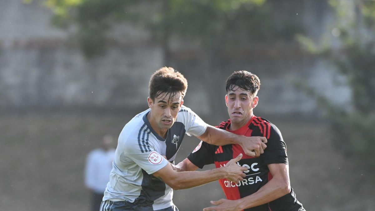 L'exgrana Ander Gorostidi durant un amistós amb el Racing de Ferrol.
