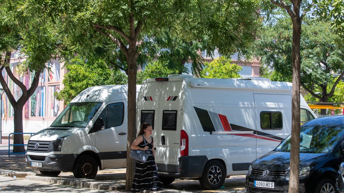 A la zona blava de davant de la Biblioteca Central Xavier Amorós hi ha places reservades per a caravanes, autocaravanes i càmpers.