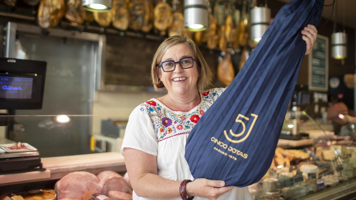 Fotografia de Núria Queralt, propietària del Colmado Giner de Reus.