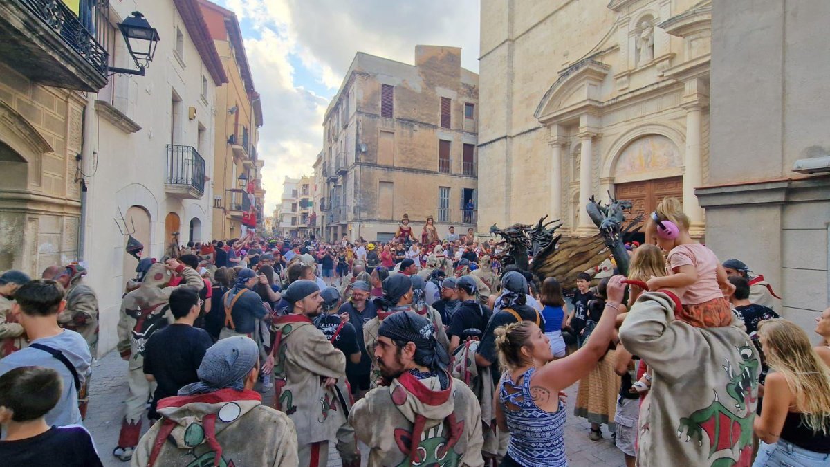 Imatge d’arxiu d’un moment de la cercavila amb el seguici festiu.