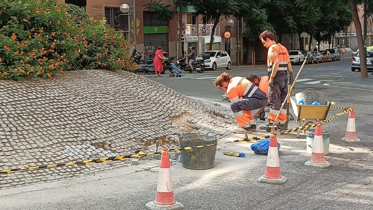 Operarios de la brigada municipal realizando las tareas de mantenimiento en la rotonda de Pere Martell.