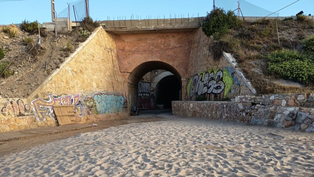 Túnel de Cala Romana per accedir a la platja Llarga de Tarragona a peu
