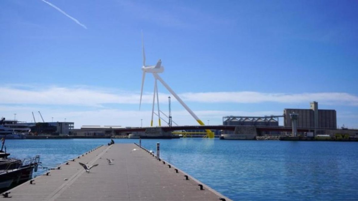Imagen de los molinos flotantes en el Puerto de Tarragona.