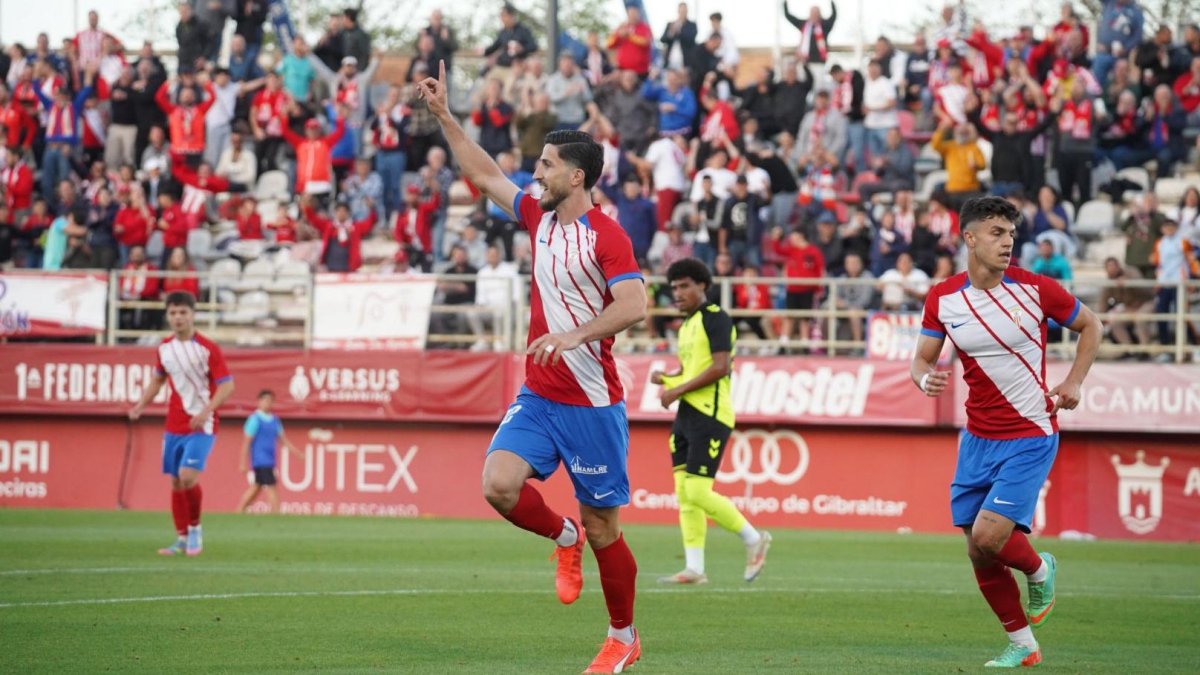 El tarragoní Aleix Coch celebrant un gol la darrera temporada amb l’Algeciras.