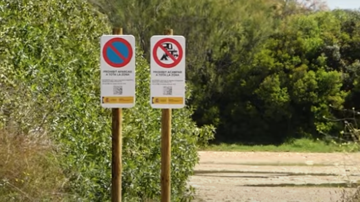 La senyalització instal·lada a la platja dels Muntanyans.