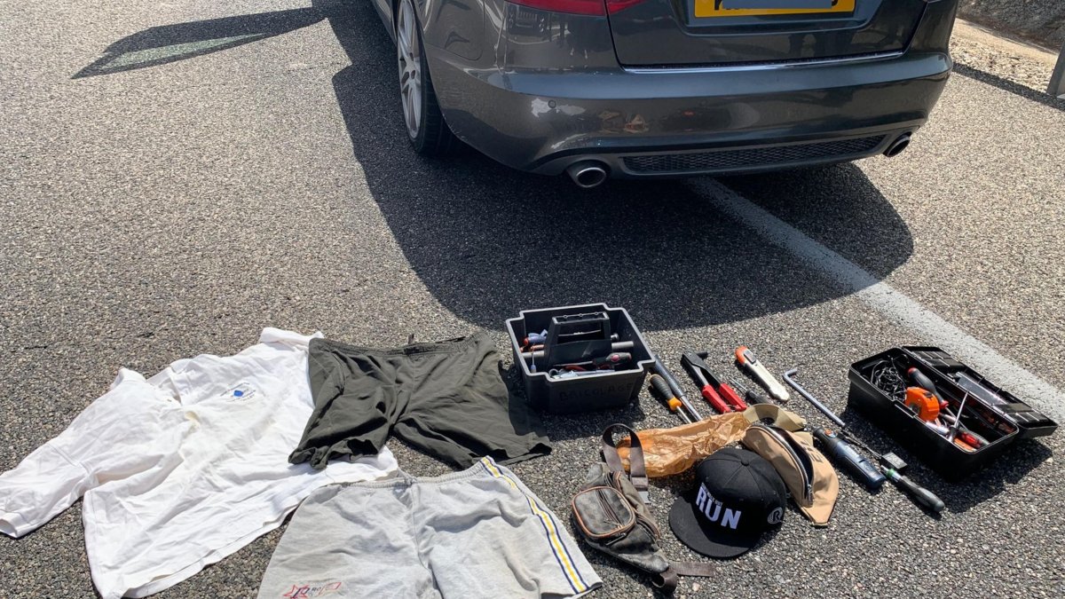 Eines per cometre els robatoris i roba que la policia va trobar a l'interior del vehicle