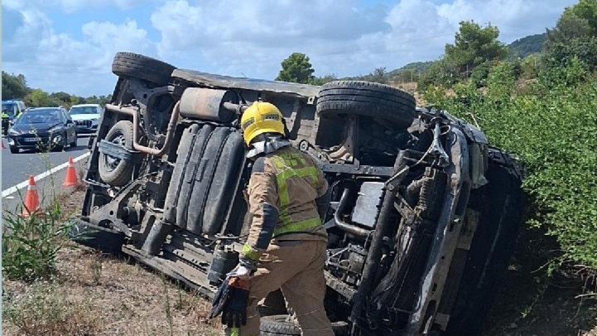 Imagen del coche volcado.