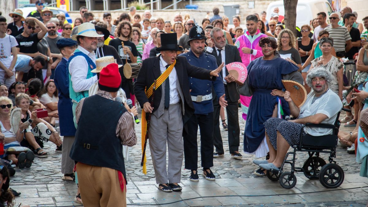 Uno de los momentos del espectáculo del Ball de Malcasats celebrado ayer en la calle Joan Güell.