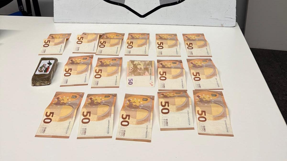 Imagen del billetes y de la pieza de hachís.