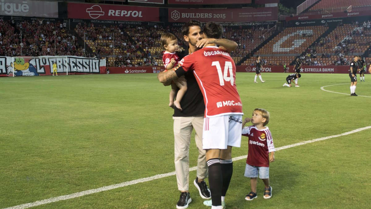 El excapitán del Nàstic, Joan Oriol, abrazándose con el nuevo capitán, Óscar Sanz.