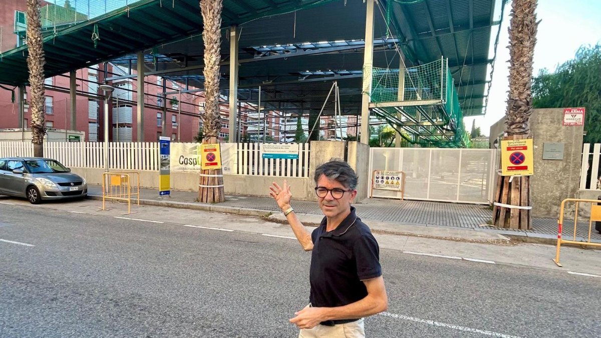 El portavoz popular, Mario García, delante de las obras de la cubierta de la pista.