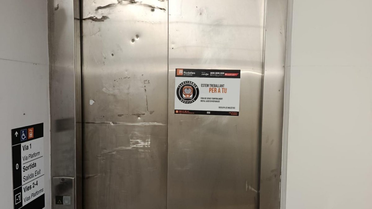 Estado actual del ascensor de la estación vendrellense.