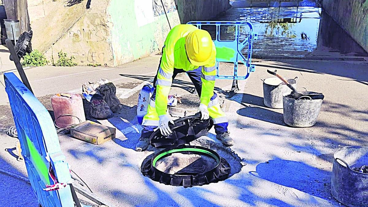 Operario de la Empresa Mixta de Aguas de Altafulla durante la intervención.