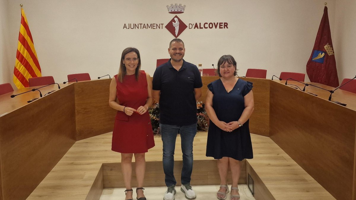 El alcalde de Alcover con la alcaldesa de Reus y la consejera delegada FuneCamp.