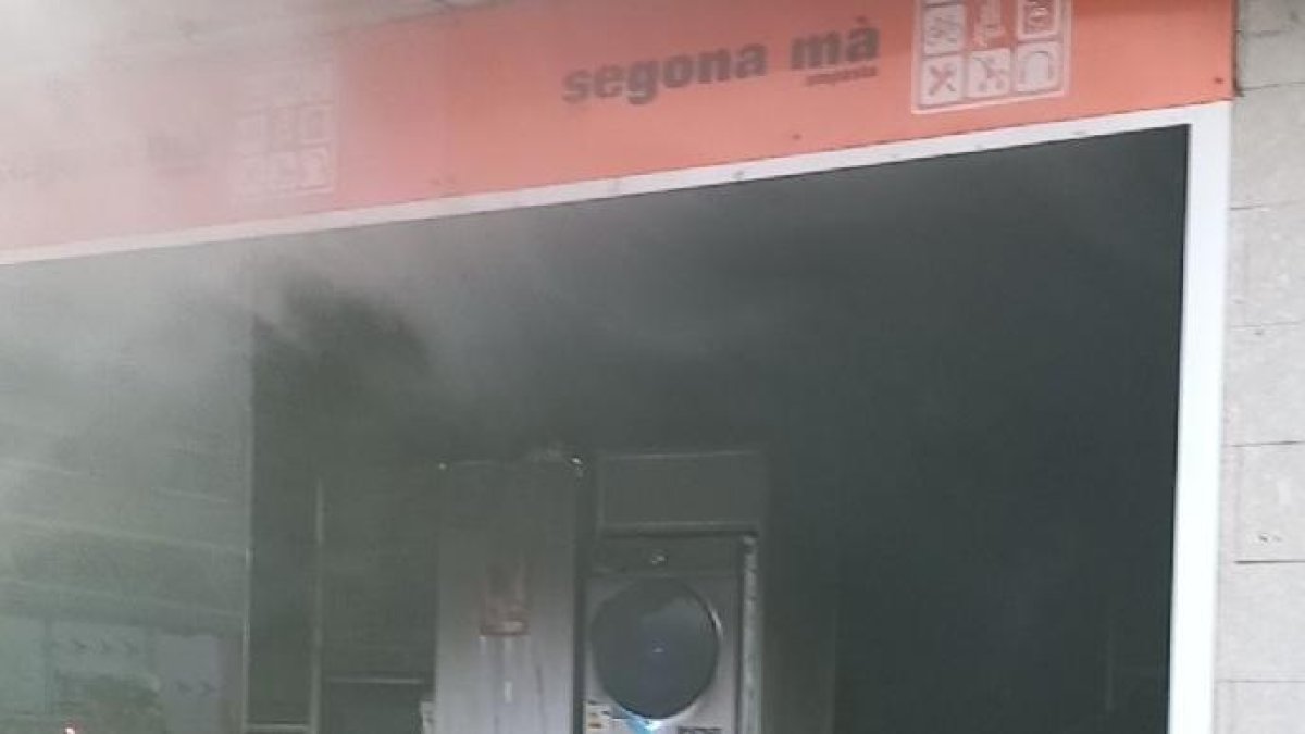 Imagen de la tienda donde se ha producido el incendio.