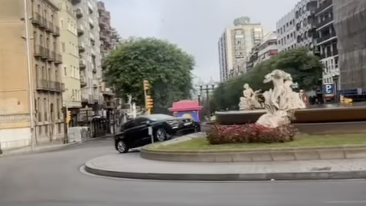 Imatge del cotxe accidentat, enfilat a la rotonda
