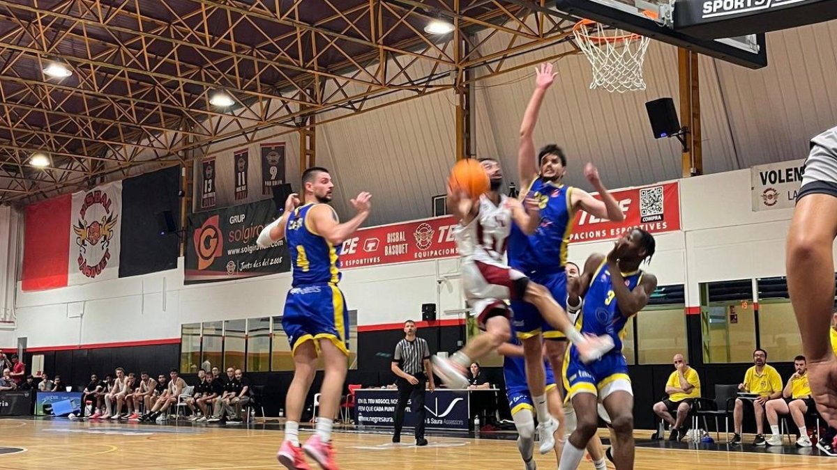 El CB Salou durant l'encontre contra el Bisbal Bàsquet.