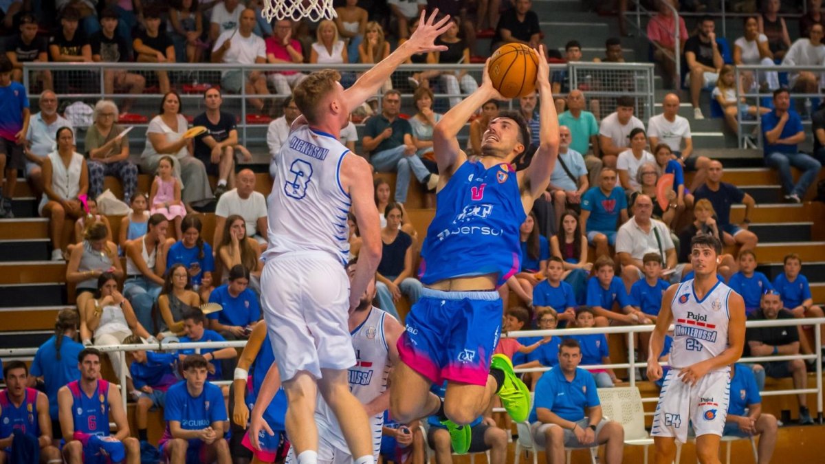 El jugador del CBT Dani Stefanuto provant un tir.